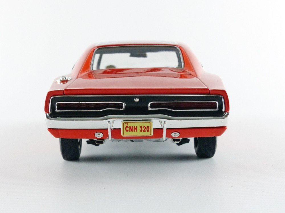 Cooter��s Garage 1969 Dodge Charger with General Lee 1/18 Scale