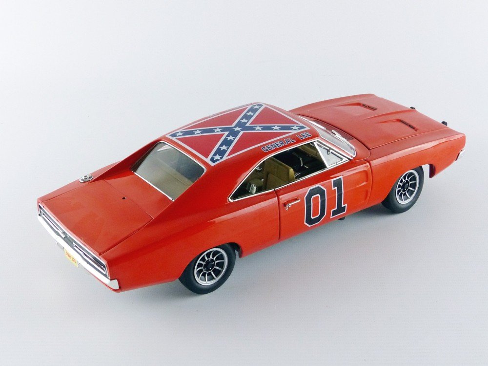 Cooter��s Garage 1969 Dodge Charger with General Lee 1/18 Scale
