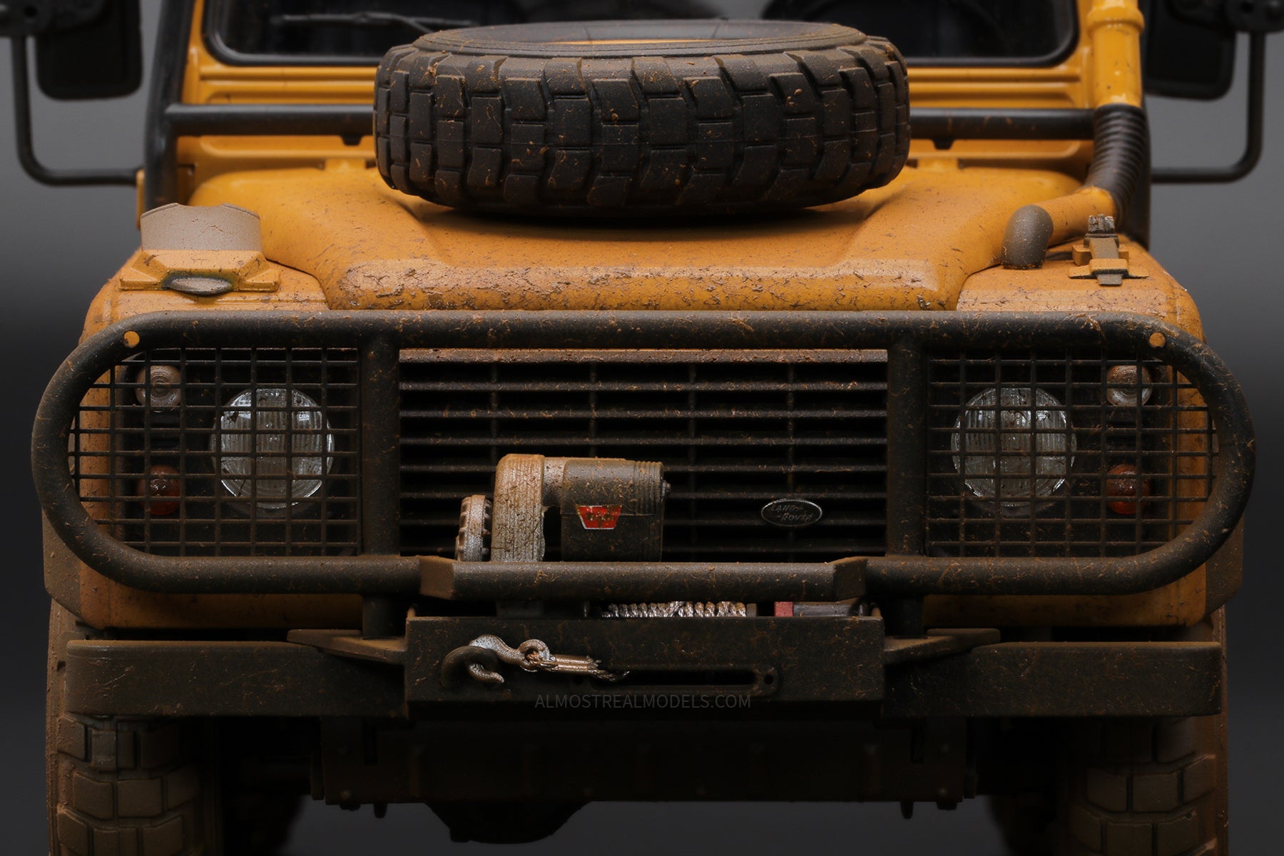 Land Rover Defender 90 ��Camel Trophy�� Borneo 1985 Dirty 1:18 by Almost Real