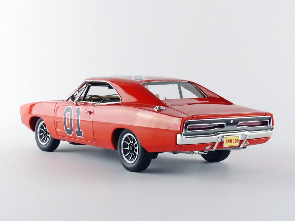Cooter��s Garage 1969 Dodge Charger with General Lee 1/18 Scale